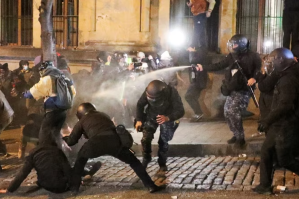 Московський холуй іванішвілі став на шлях януковича Тбілісі проросійська влада придушує мирний мітинг