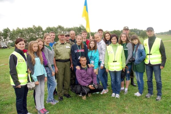 І бригадний генерал – на чолі колони!