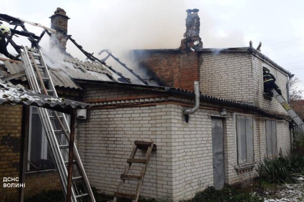 У Луцьку ліквідували пожежу в житловому будинку