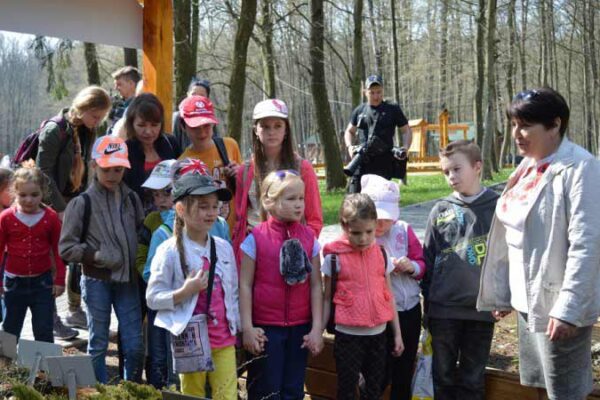 І жабка усміхнулася дітям