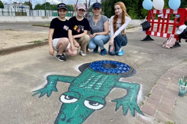 У Нововолинську розмалювали каналізаційні люки