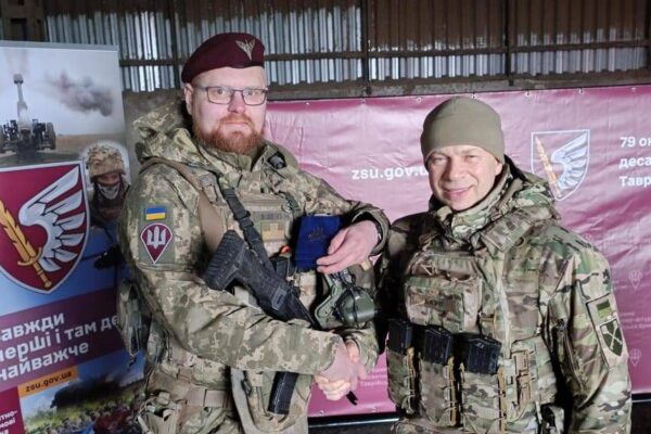 Олександр Сирський нагородив офіцера-десантника з міста Вараш