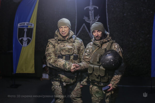 Олеесандр Сирський нагородив механіка-водія танка з Волині
