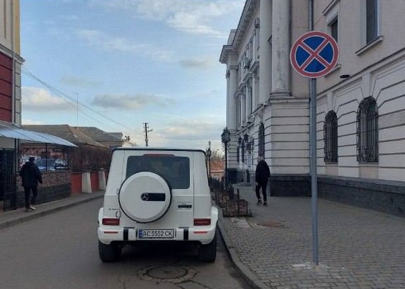 Луцькі муніципали штрафують порушників правил паркування