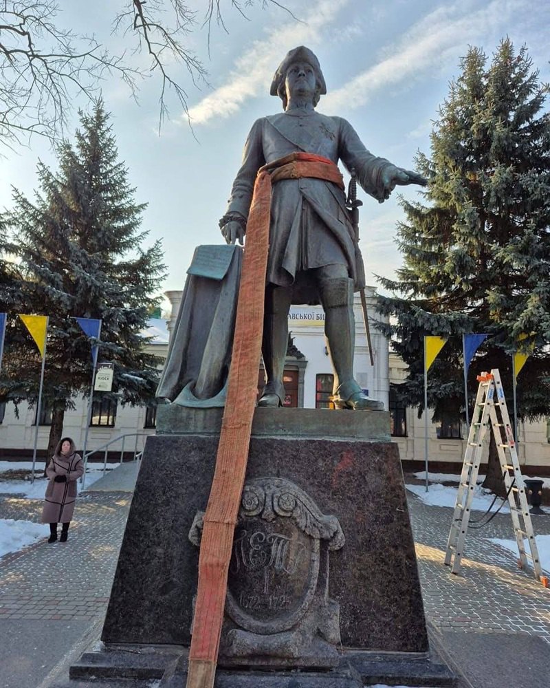 Полтава демонтаж пам'ятника пєтру пєрвому Луцьк
