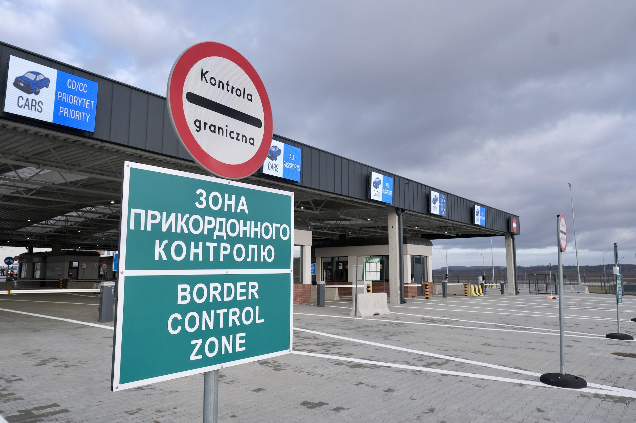 Мінкульт ввів обмеження на виїзд за кордон діячам культури та працівникам медіа