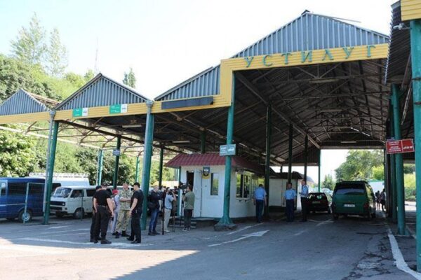 Скільки українців не випустили за кордон