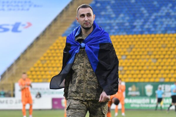 Незламний капітан Капітан ЗСУ 703 окрема бригада підтримки втратив ногу продовжує службу футбол Шахтар - Карпати