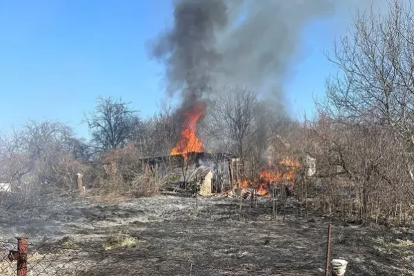 У Луцьку згоріла будівля на дачному масиві