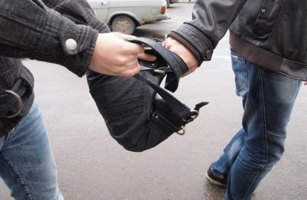 Перерізав ремінь та вкрав сумку з речами 
