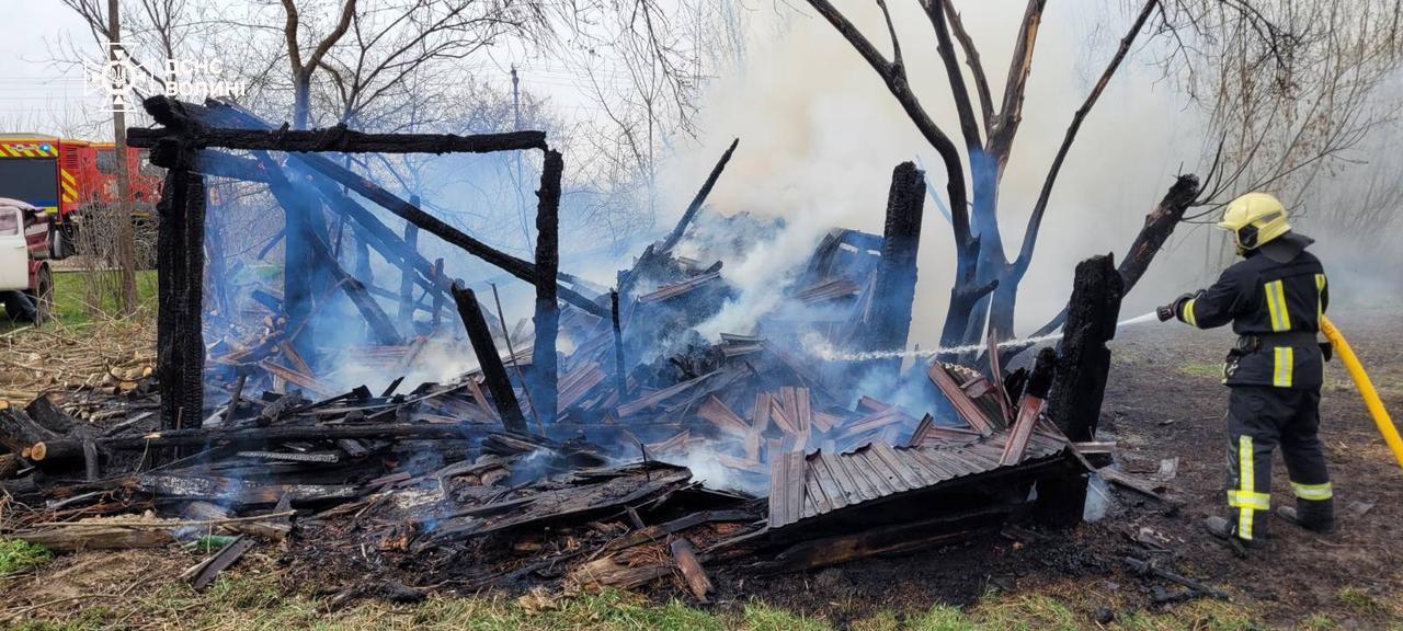 через спалювання сухостою згоріла господарська споруда 