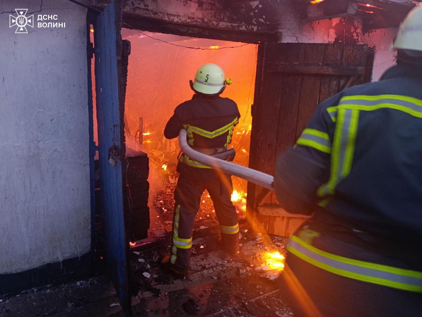 рятувальники гасять пожежу у Володимирському районі