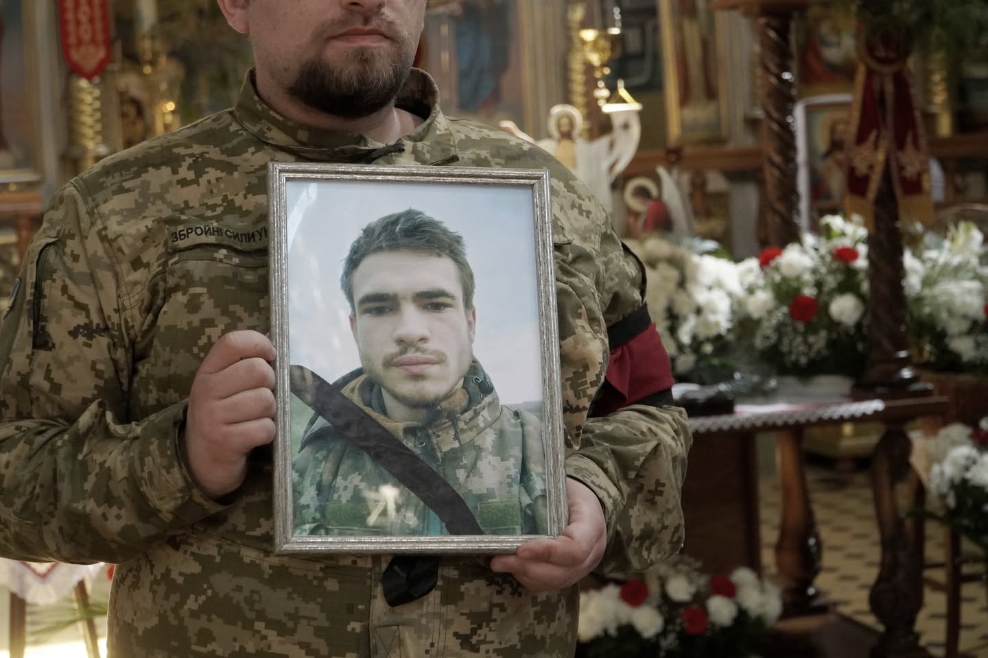 «На щиті» назавжди додому повернувся юний воїн, 21 річний молодший сержант Любомир Картишев.