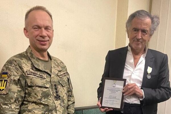 Почесна відзнака «озброєному правдою» французу Сирський вручив відзнаку Леві