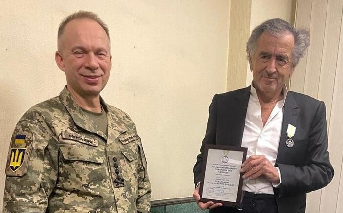 Сирський вручив відзнаку Леві