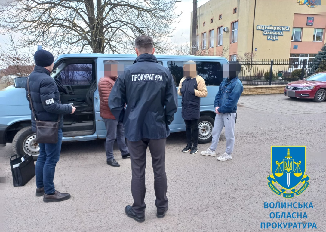Посадовця Підгайцівської сільради Віталія Копюка затримують — фото Волинської обласної прокуратури