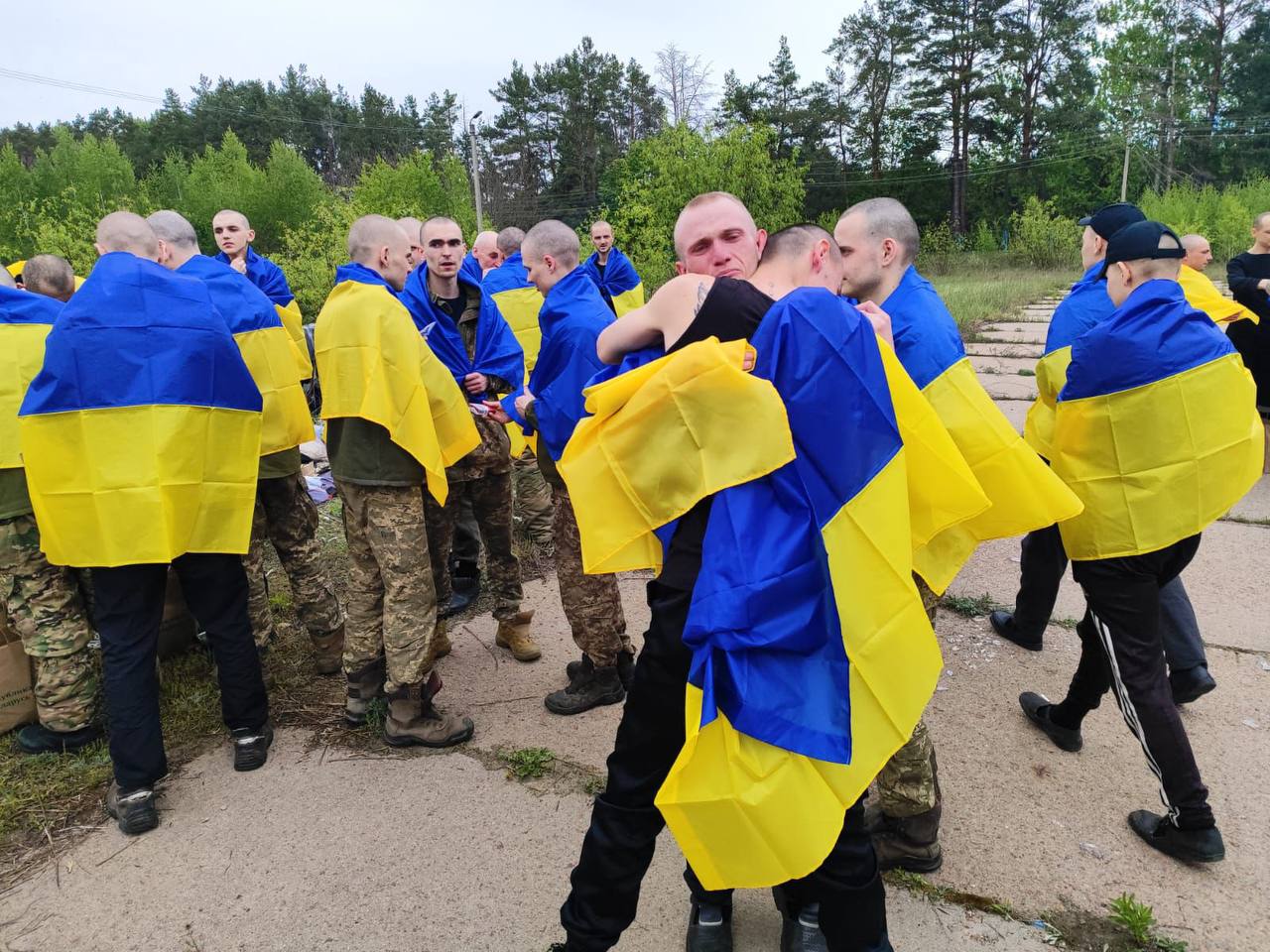 Українські воїни, яких повернули в межах обміну із Росією 6 травня 2025 року.
