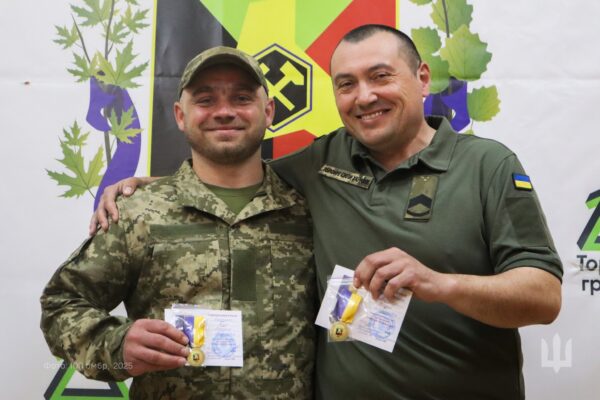 Воїнів-піхотинців 100 омбр нагородили медалями за оборону Торецька Воїнів-піхотинців 100 омбр нагородили медалями за оборону Торецька