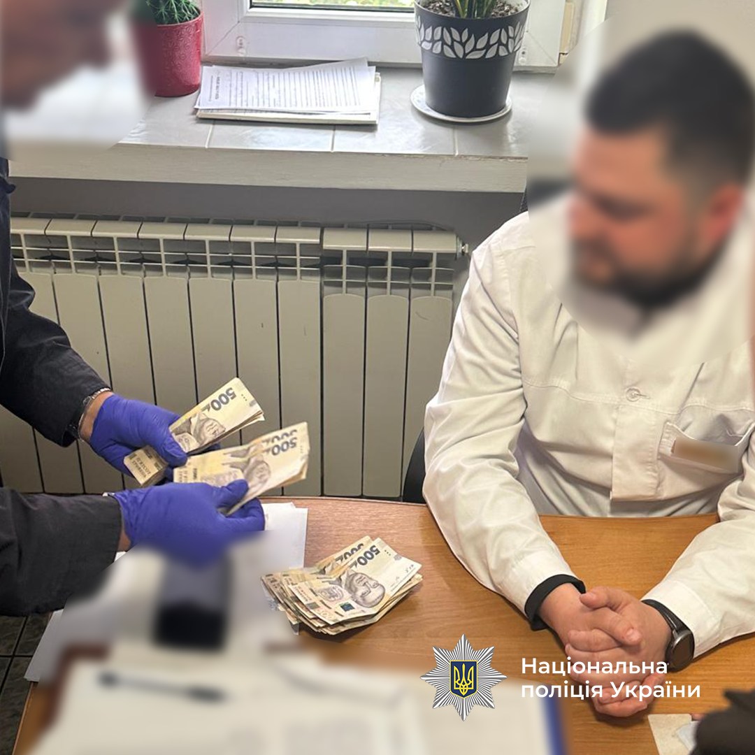 Завідувач відділення психіатричної лікарені в селі Липини біля Луцька, член ВЛК, видавав фіктивні медичні документи військовозобов’язаним. На цьому він "заробив" 70 000 гривень.