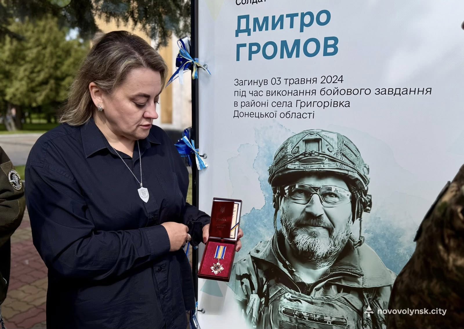 Сьогодні, 8 травня, військовослужбовці Національної гвардії України вручили Орден «За мужність» III ступеня (посмертно) дружині та доньці загиблого Захисника Дмитра Громова з Нововолинська. 