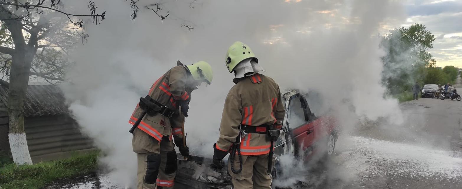 ліквідація пожежі в легковому автомобілі