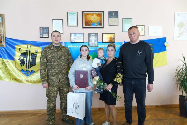 Орденом "За мужність" III ступеня посмертно нагородили волинянина, військовослужбовця Національної гвардії Артема Хартонюка з селища Ратне. Нагороду 7 травня вручили рідним захисника.