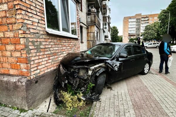 У Луцьку п'яний водій в’їхав у стіну будинку  