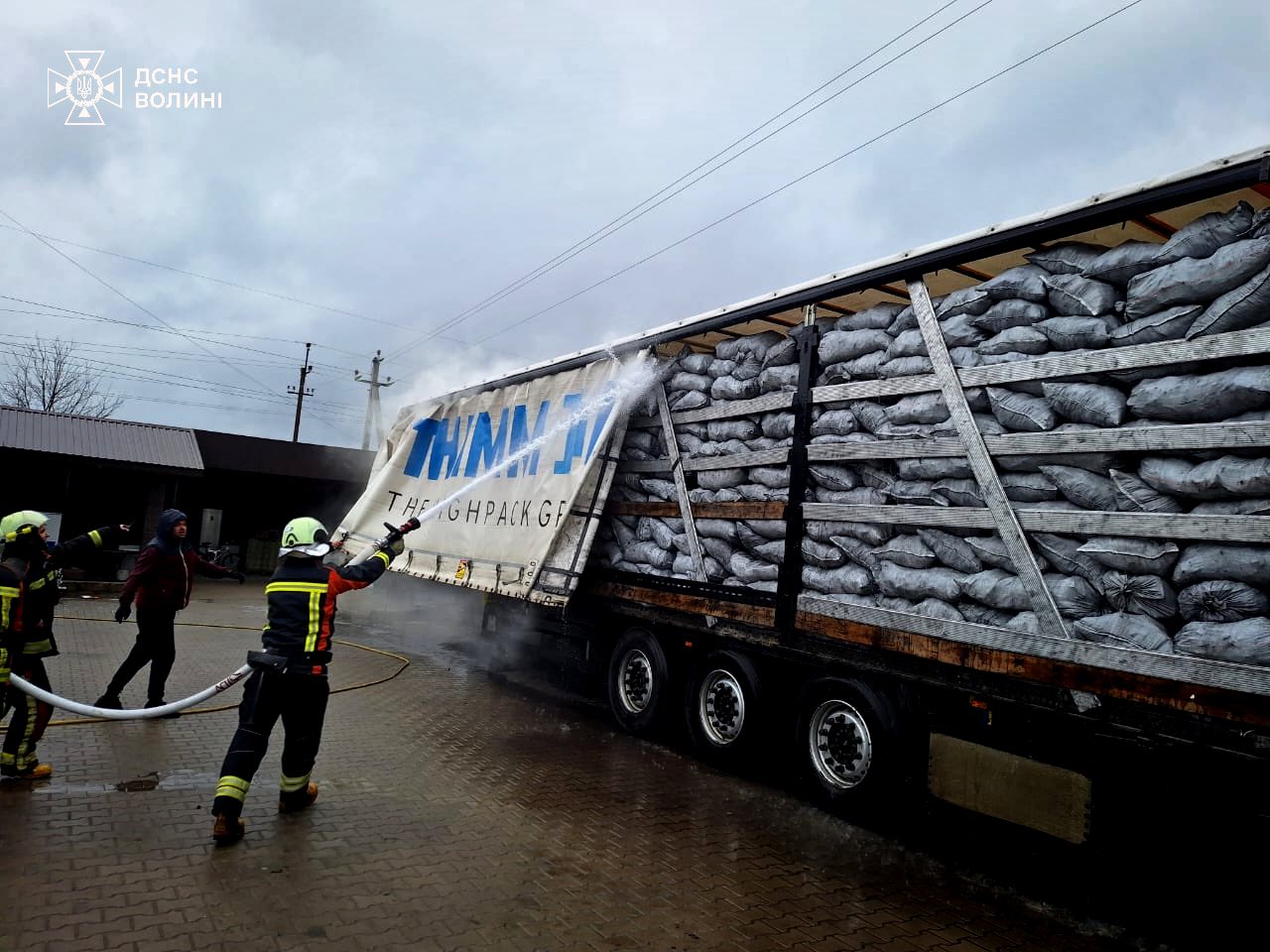 У Маневичах ліквідували пожежу у вантажівці