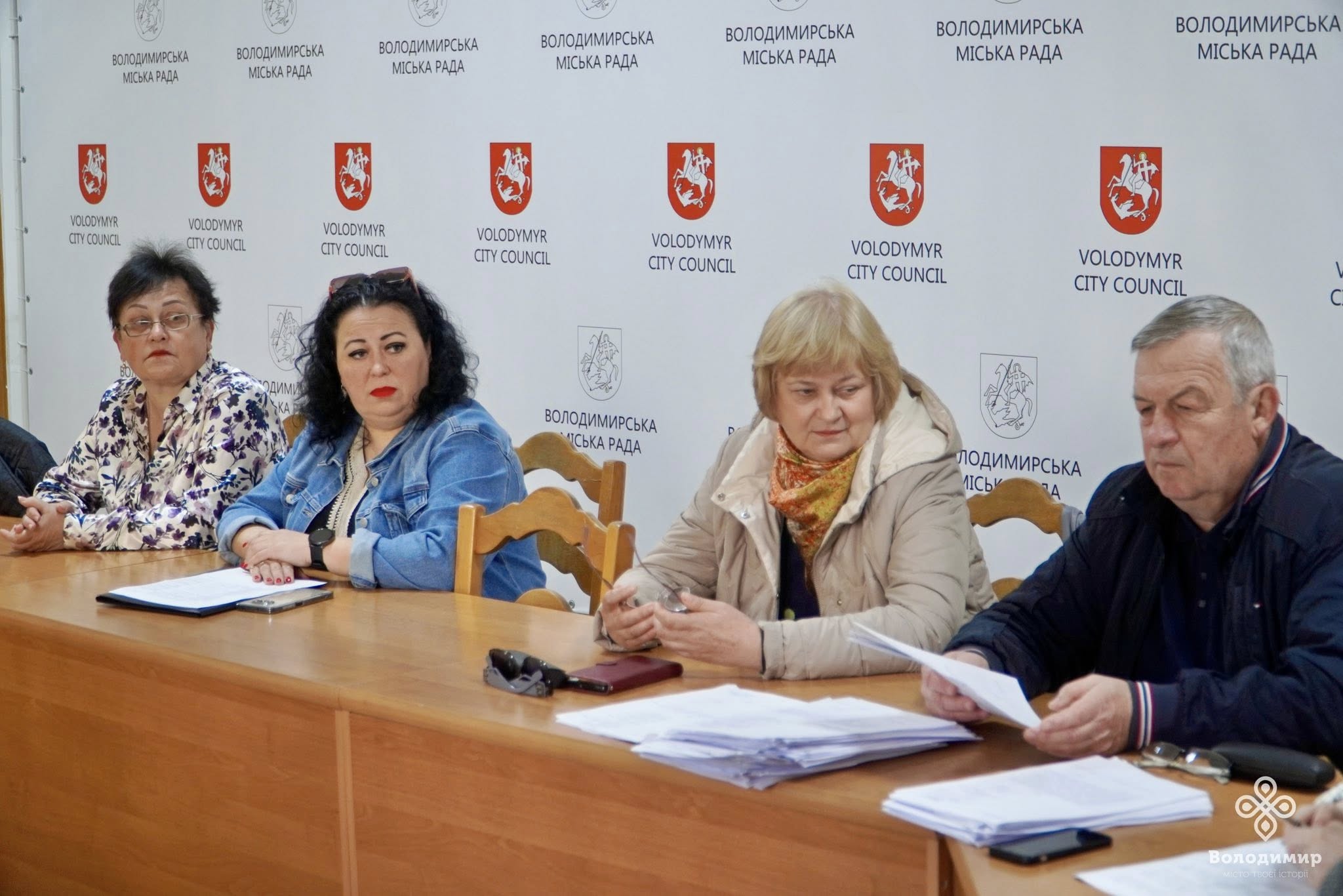 Члени комісії з соціальних питань Володимирської міської ради під час засідання щодо надання грошової допомоги мешканцям громади, 16 травня 2025 року.