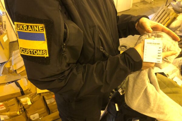 На Ягодині серед секондхенду виявили новий одяг вартістю 400 тис. грн