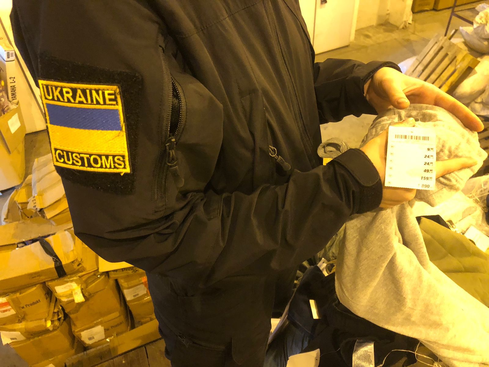 На Ягодині серед секондхенду виявили новий одяг вартістю 400 тис. грн