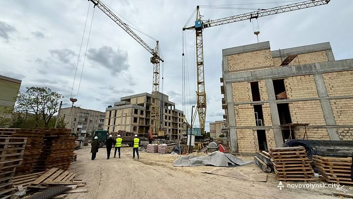 У Нововолинську триває будівництво житла для ВПО та стадіону 