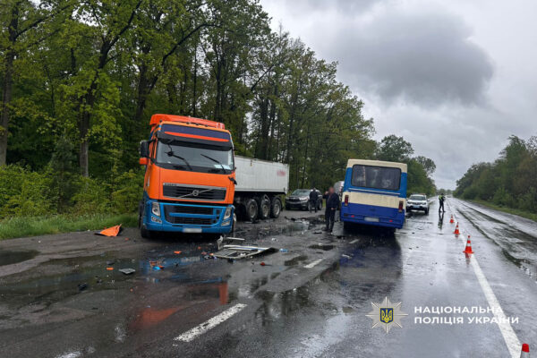 ДТП за участю рейсового автобуса та вантажівки 