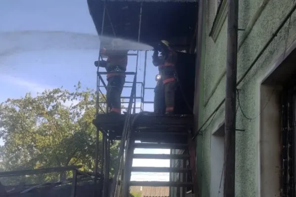 У Горохові рятувальники визволили з палаючої будівлі жінку та трьох дітей загоряння у квартирі