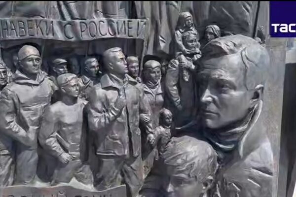 рф встановила пам'ятник у Маріуполі