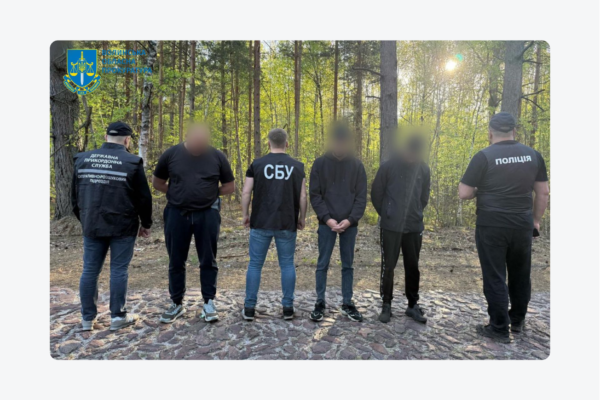 25-річного жителя Луцька підозрюють в організації схеми переправлення військовозобов’язаних чоловіків через кордон до Білорусі за $6000. Прокуратура оскаржує домашній арешт — вимагає тримання під вартою.