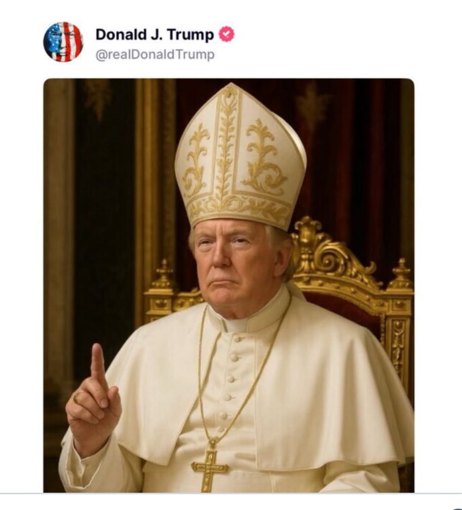 Трамп в одязі Папи Римського