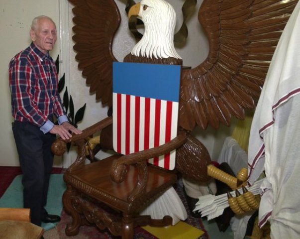 Трон для Дональда Трампа Рівне
