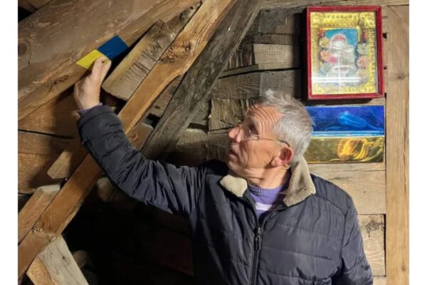 В церкві на Волині знайшли синьо-жовтий прапор, якому понад 100 років