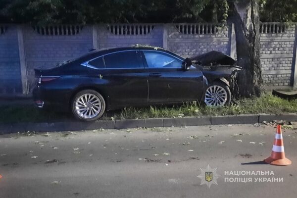 У Луцьку автомобіль врізався в дерево