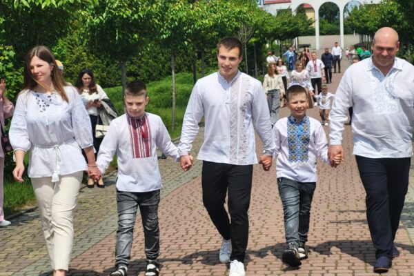 У Ковелі дефілювали у вишиванках У Ковелі дефілювали у вишиванках