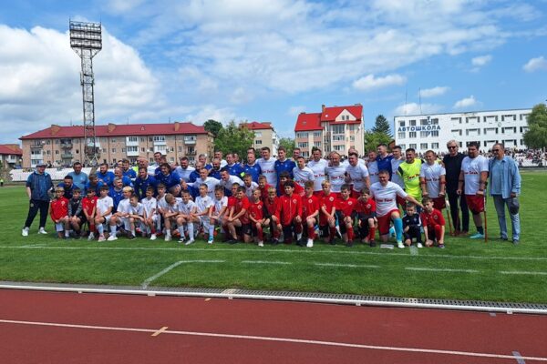 На Волині зірки футболу зіграли благодійний матч На Волині зірки футболу зіграли благодійний матч