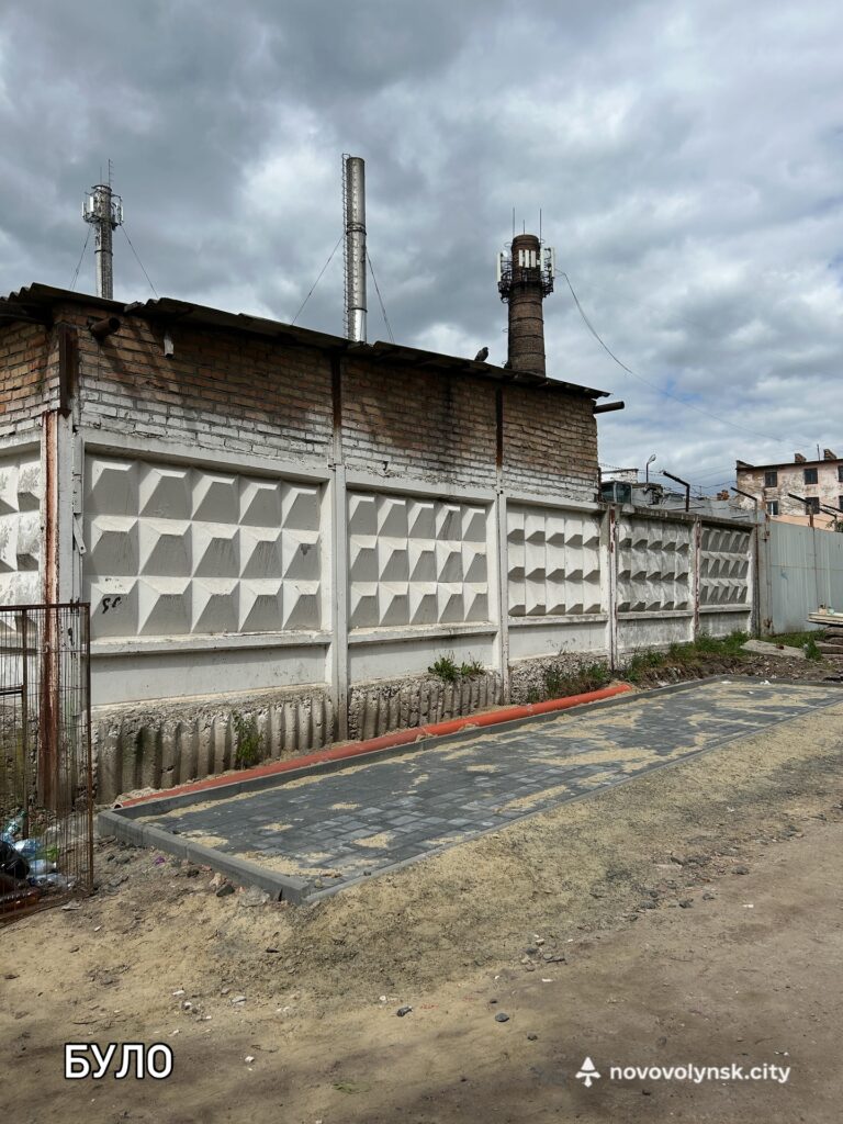 Занедбана ділянка на вулиці Нововолинській, 53 до облаштування сміттєвого майданчика: розкидане сміття, відсутні контейнери, зарослі бур’янами.