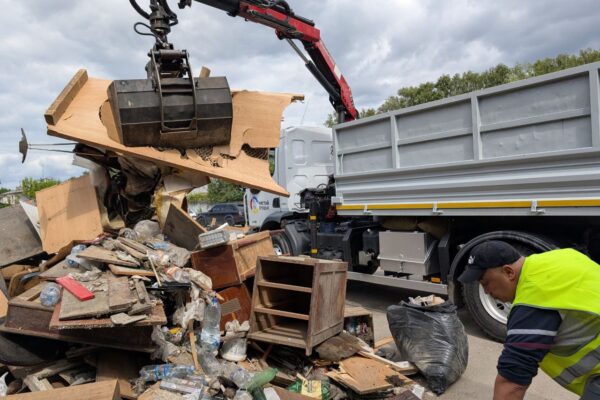 Луцькі комунальники вивезли 120 тонн будівельник уламків після ворожої атаки 6 червня 