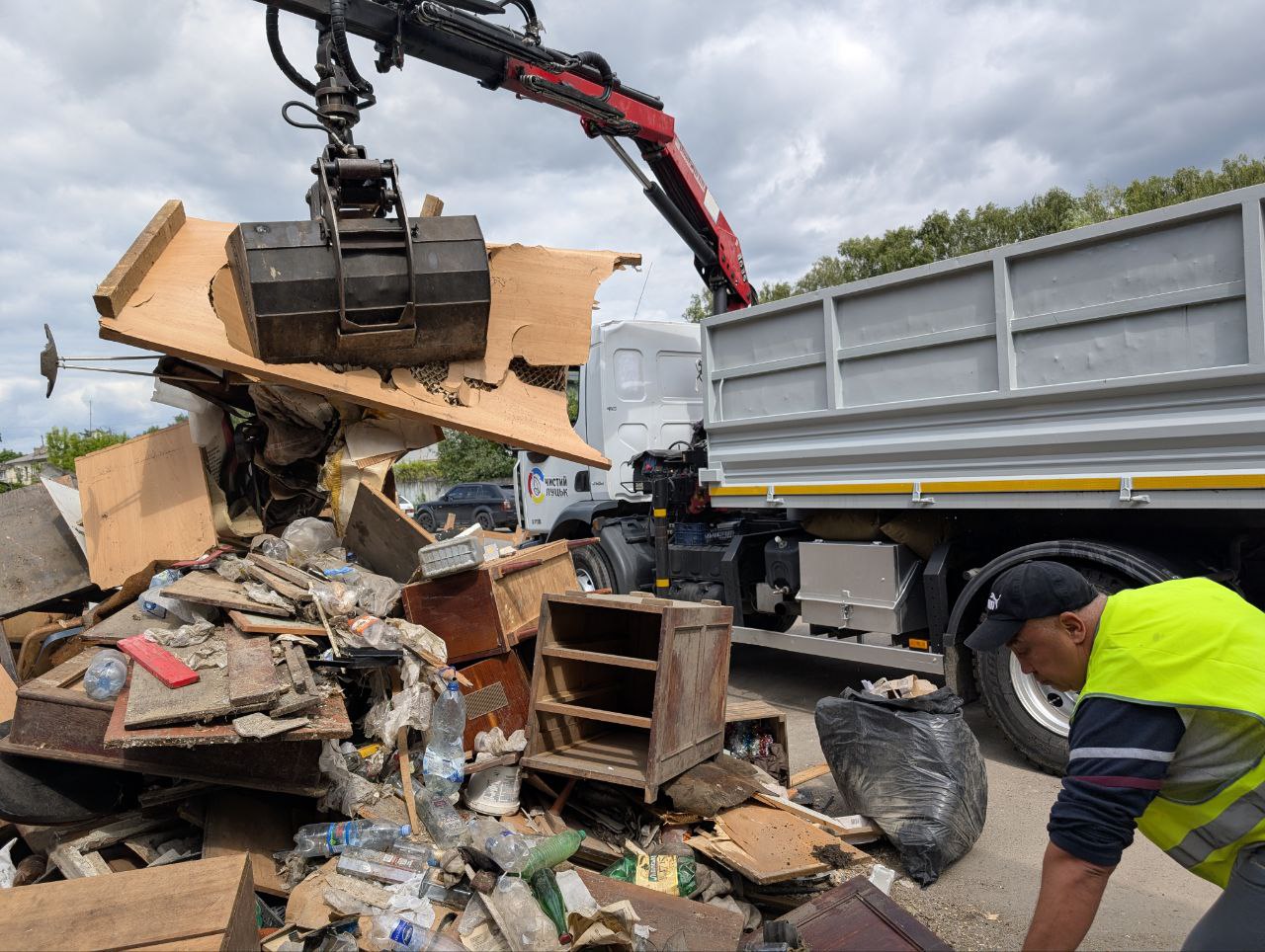 Луцькі комунальники вивезли 120 тонн будівельник уламків після ворожої атаки 6 червня 