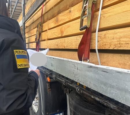 На посту Ягодин зупинили протиправний експорт соснових пиломатеріалів На посту Ягодин зупинили протиправний експорт соснових пиломатеріалів