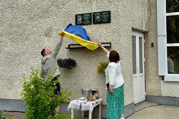 У Нововолинську відкрили меморіальні дошки на честь загиблих Захисників, які працювали у Центрі ДЮТ 