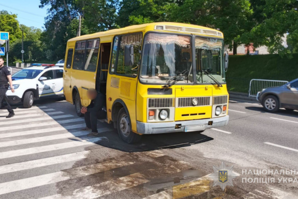 У місті Володимир на Волині водій автобуса здійснив наїзд на дитину, яка переходила дорогу по пішохідному переходу. Постраждала — 9-річна дівчинка. Поліція з’ясовує обставини аварії та відкрила кримінальне провадження.