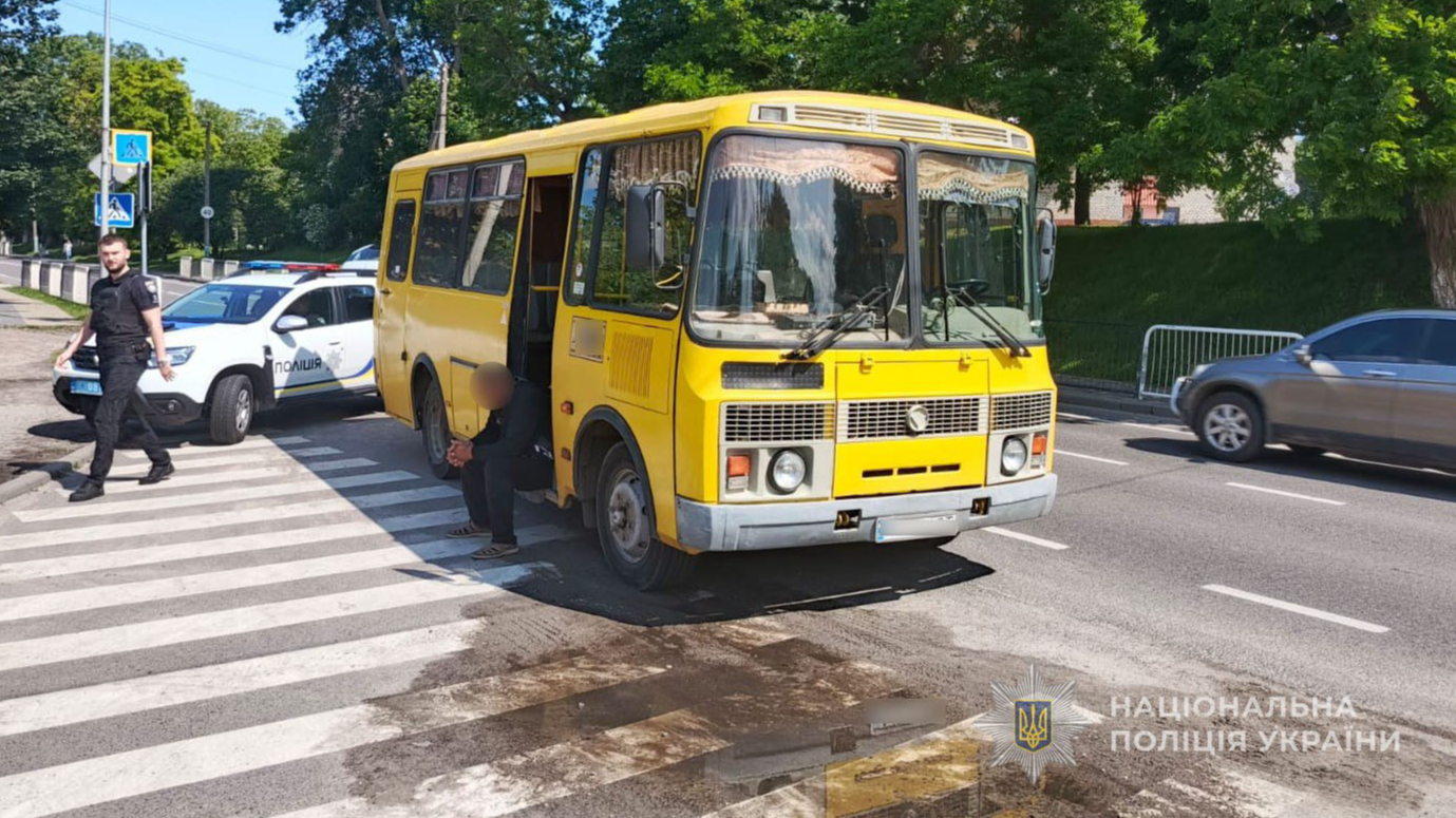 У місті Володимир на Волині водій автобуса здійснив наїзд на дитину, яка переходила дорогу по пішохідному переходу. Постраждала — 9-річна дівчинка. Поліція з’ясовує обставини аварії та відкрила кримінальне провадження.