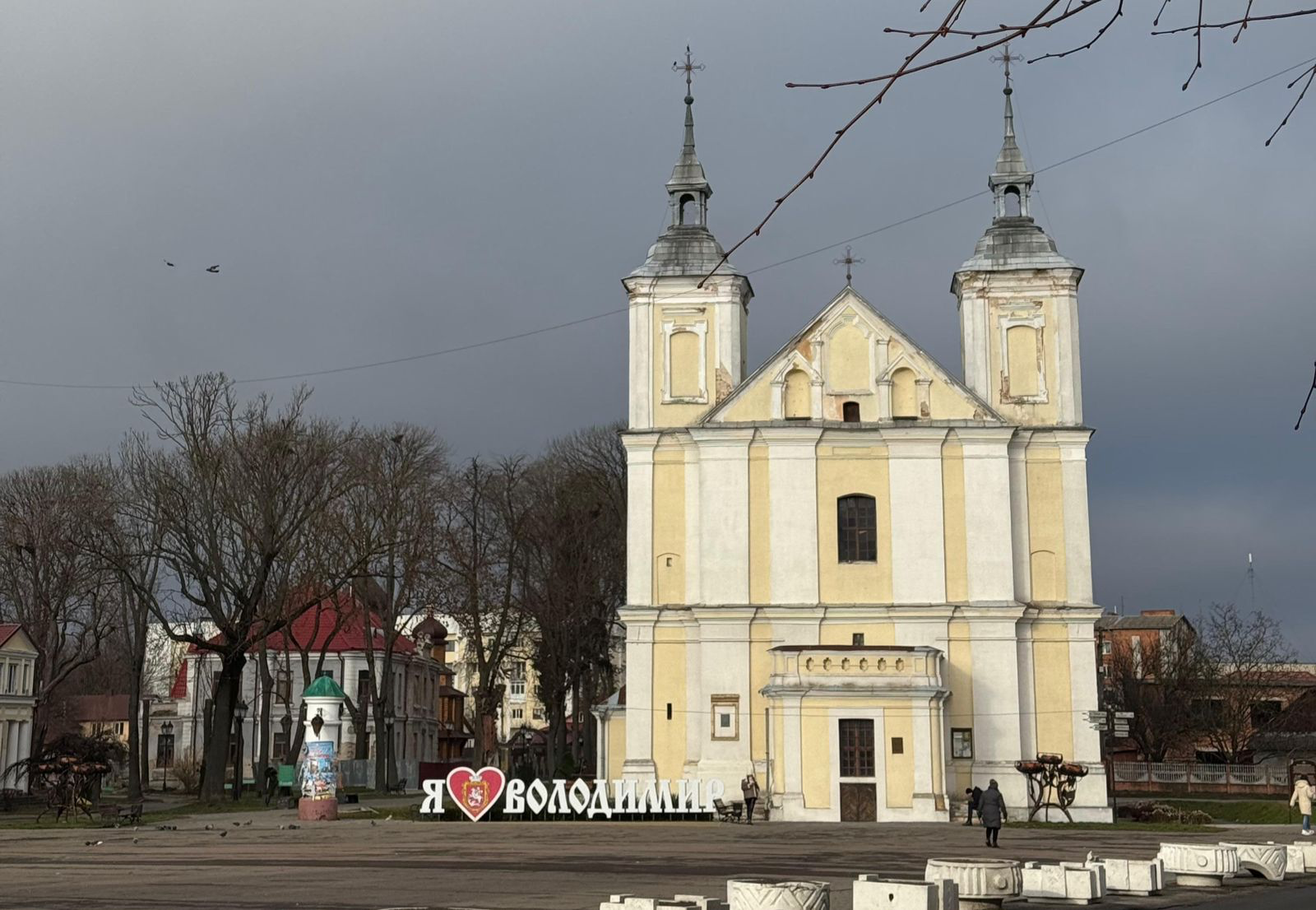 Як передає «Волинська газета», згідно з щорічним дослідженням Transparency International Ukraine, також «частково прозорими» визнали Покров, Вараш та Славуту.